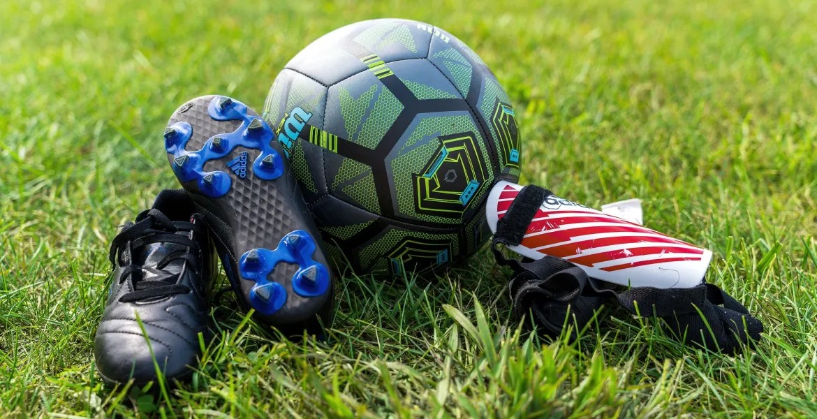 Cagliari: il bambino prima si commuove dopo il gol di Pavoletti, poi incontra il suo idolo